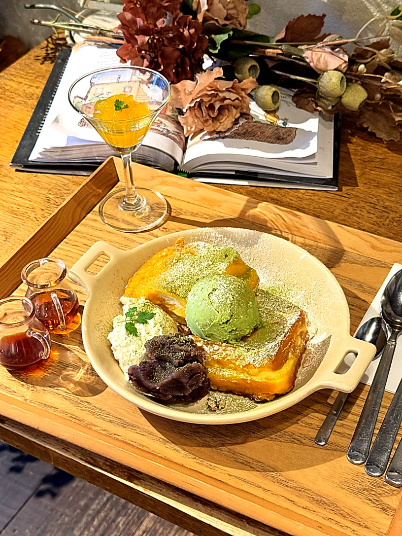 抹茶のアイスとあずきをのせたフレンチトースト