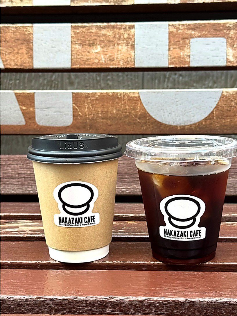 テイクアウトのカップに入れたコーヒー